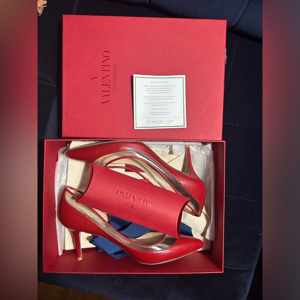 Valentino Garavani red pumps with attachable bows